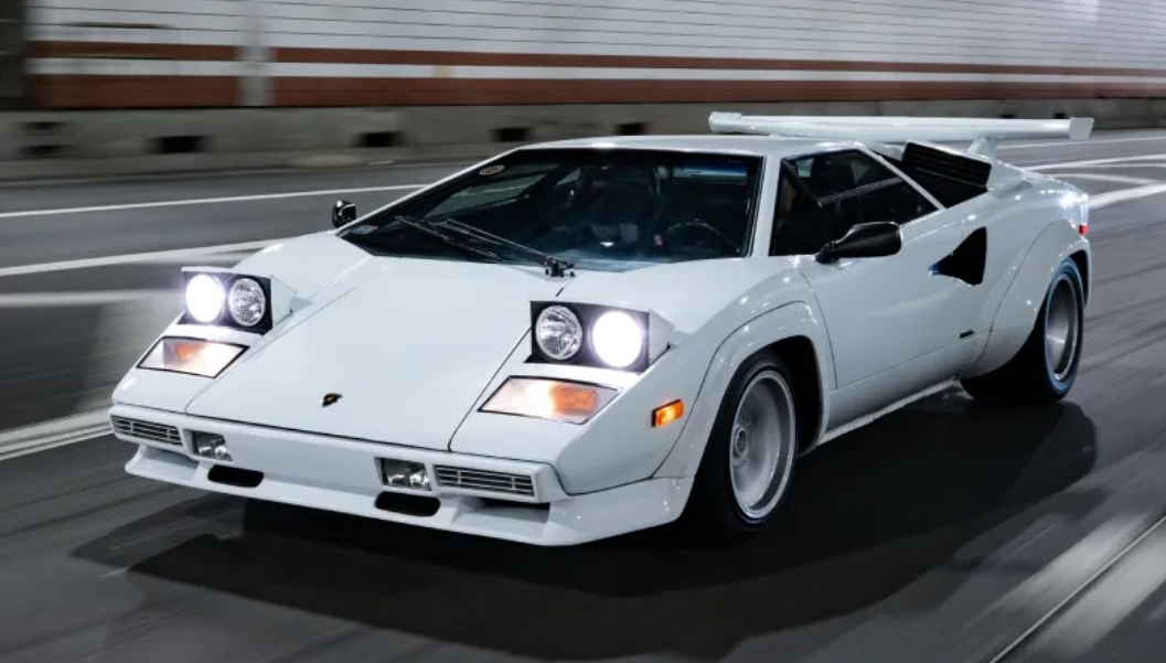 لامبورغيني كاونتاش 5000 S النادرة لعام 1983 تتألق في مزاد مونتيري 2025 (الرجل)
