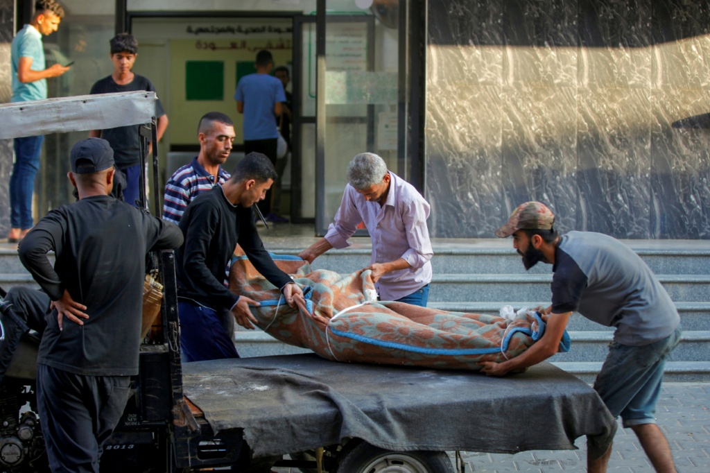 أفادت مصادر طبية في غزة باستشهاد 5 فلسطينيين جراء قصف إسرائيلي استهدف تجمعات لمنتظري المساعدات في منطقة موراج جنوبي مدينة خان يونس، جنوبي القطاع (أ ف ب)