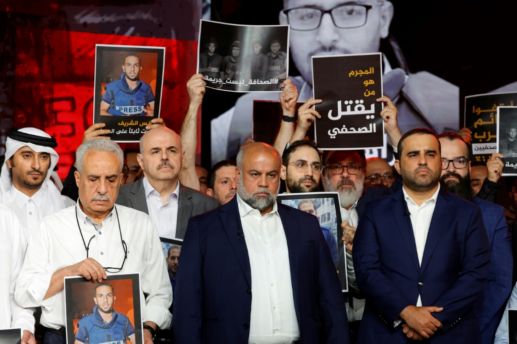وقفة تضامنية في مقر "الجزيرة" في الدوحة لصحافيين في القناة تكريما لزملاء لهم قُتلوا بضربة إسرائيلية في غزة في 11 آب/أغسطس 2025 (أ ف ب)