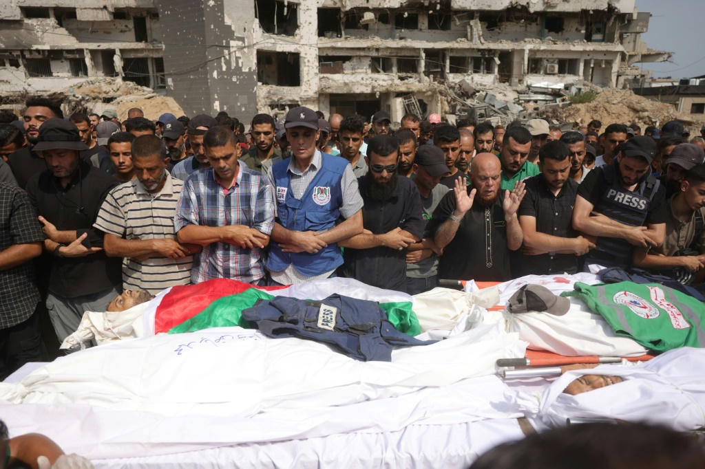 مشيعون يؤدون الصلاة على جثامين صحافيين قتلوا في ضربة إسرائيلية في مدينة غزة في 11 آب/أغسطس 2025 (أ ف ب)