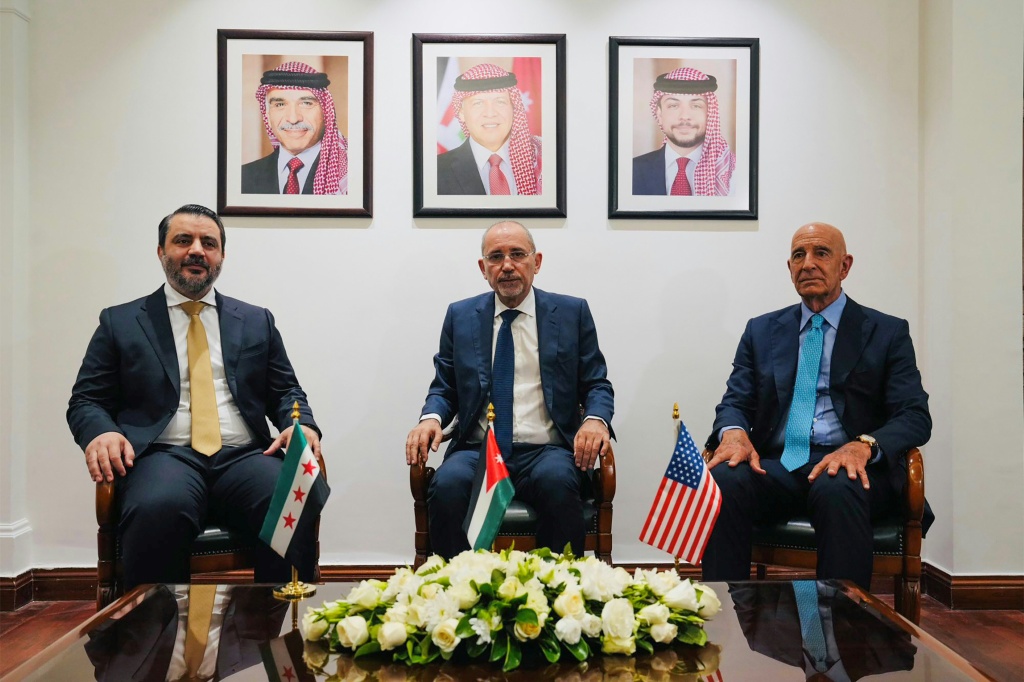 صورة موزعة من وزارة الخارجية الأردنية خلال اجتماع (من اليسار الى اليمين) وزير الخارجية السوري أسعد الشيباني ووزير الخارجية الأردني أيمن الصفدي والموفد الأميركي توم باراك في عمان في 12 آب/اغسطس 2025 (أ ف ب)