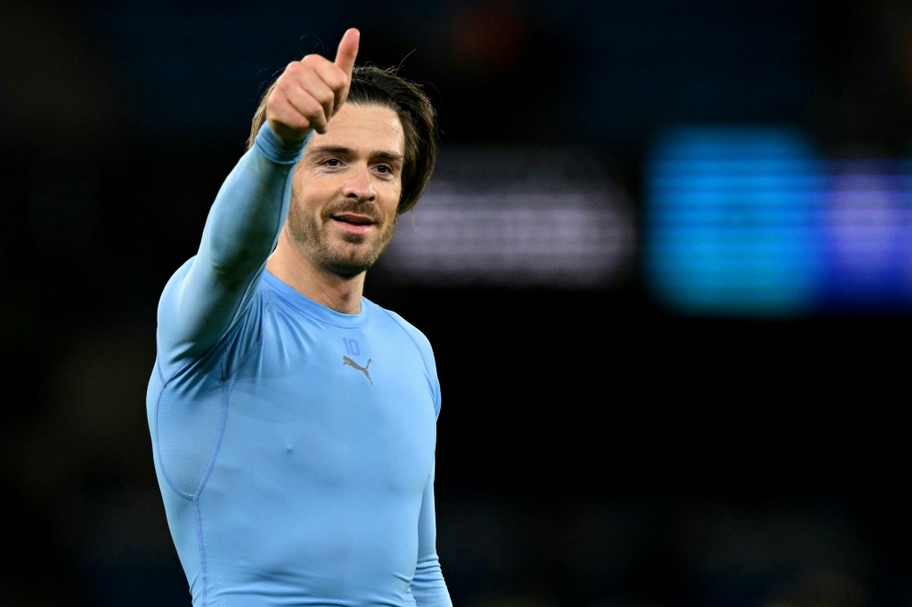 جاك غريليش لاعب مانشستر سيتي يحيي الجماهير بعد الفوز على بليموث ضمن كأس إنكلترا في ملعب الاتحاد، مانشستر، في 1 آذار/مارس 2025 (أ ف ب)