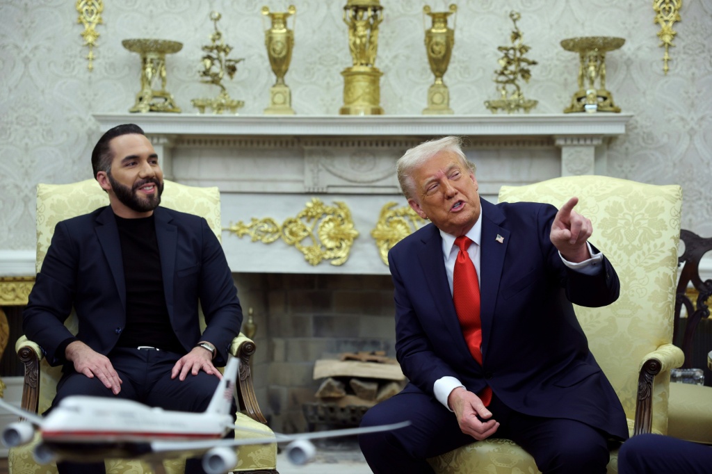 دونالد ترامب مع رئيس السلفادور نجيب لوكيله في البيت الأبيض بتاريخ 14 نيسان/أبريل 2025 (أ ف ب)