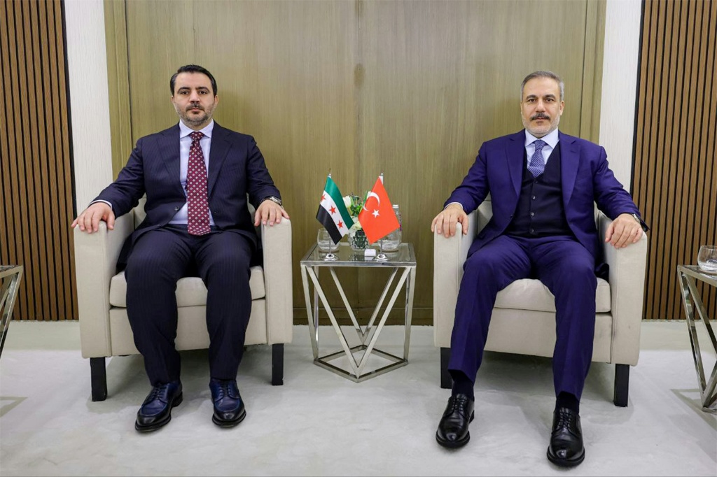 صورة وزعتها وكالة سانا لوزير الخارجية السوري أسعد الشيباني (يسار) أثناء اجتماعه مع نظيره التركي هاكان فيدان في الرياض بتاريخ 12 كانون الثاني/يناير 2025 (أ ف ب)