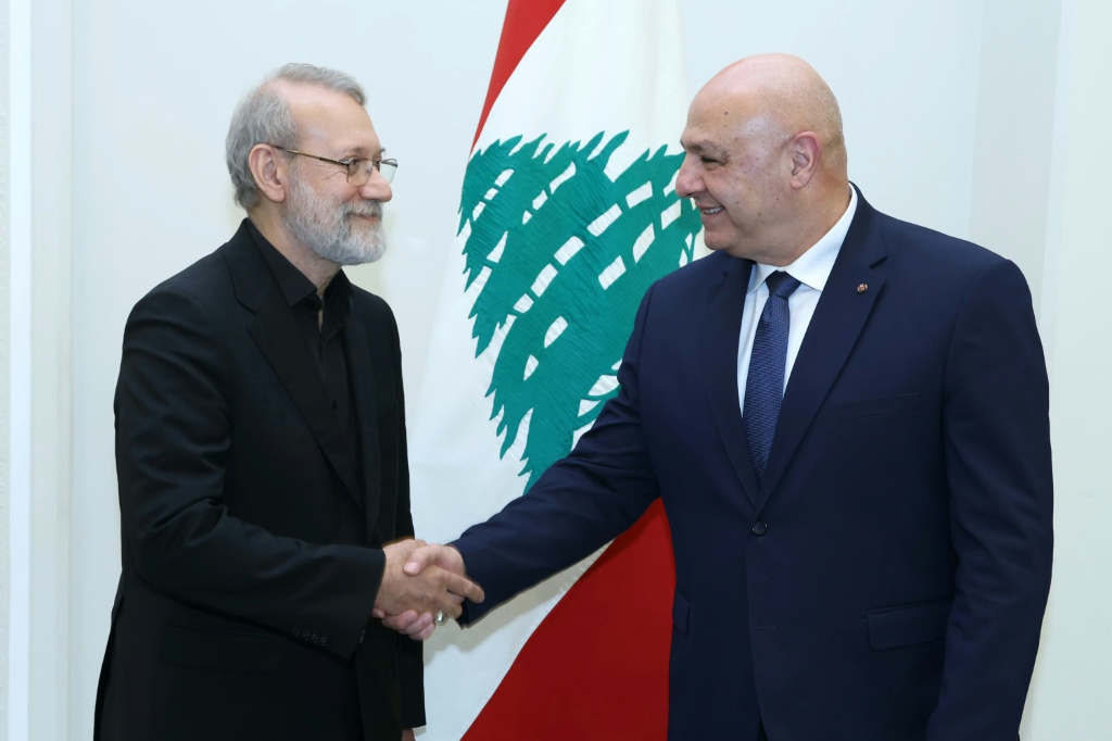 الرئيس اللبناني جوزاف عون مستقبلا أمين المجلس الأعلى للأمن القومي وعلي لاريجاني في القصر الجمهوري في بعبدا قرب بيروت في 13 آب/أغسطس 2025 0أ ف ب)