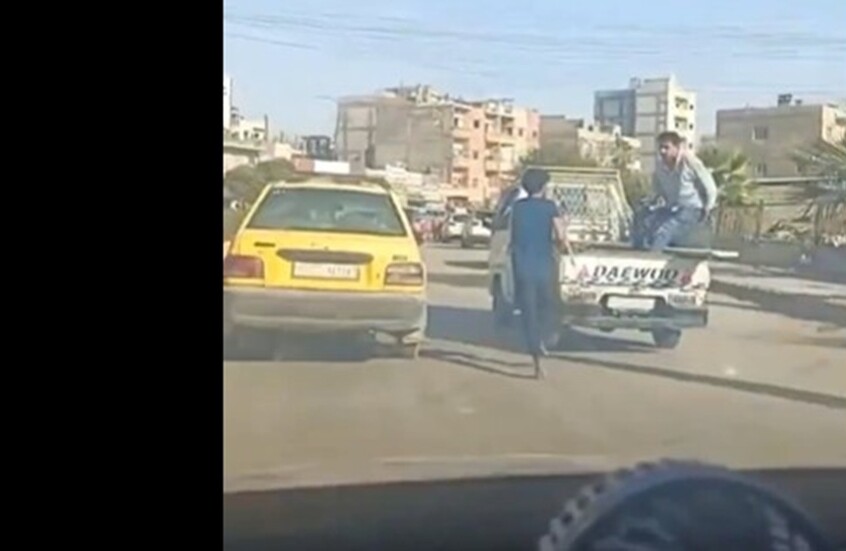 سوريا.. إلقاء القبض على سارق في مدينة الرقة وجره في شوارع المدينة (متداول على منصة إكس)