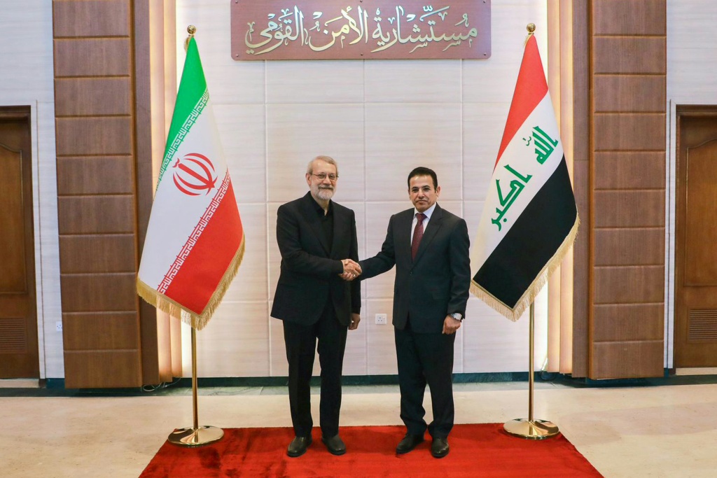 صورة نشرتها مستشارية الأمن القومي العراقي تظهر مستشار الأمن القومي قاسم الأعرجي خلال استقباله رئيس مجلس الأمن القومي الإيراني علي لاريجاني في بغداد في 11 آب/أغسطس 2025 (أ ف ب)