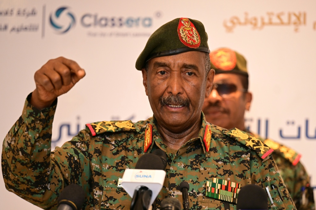 قائد الجيش السوداني عبد الفتاح البرهان في مدينة بورتسودان بتاريخ 17 شباط/فبراير 2025 (أ ف ب)