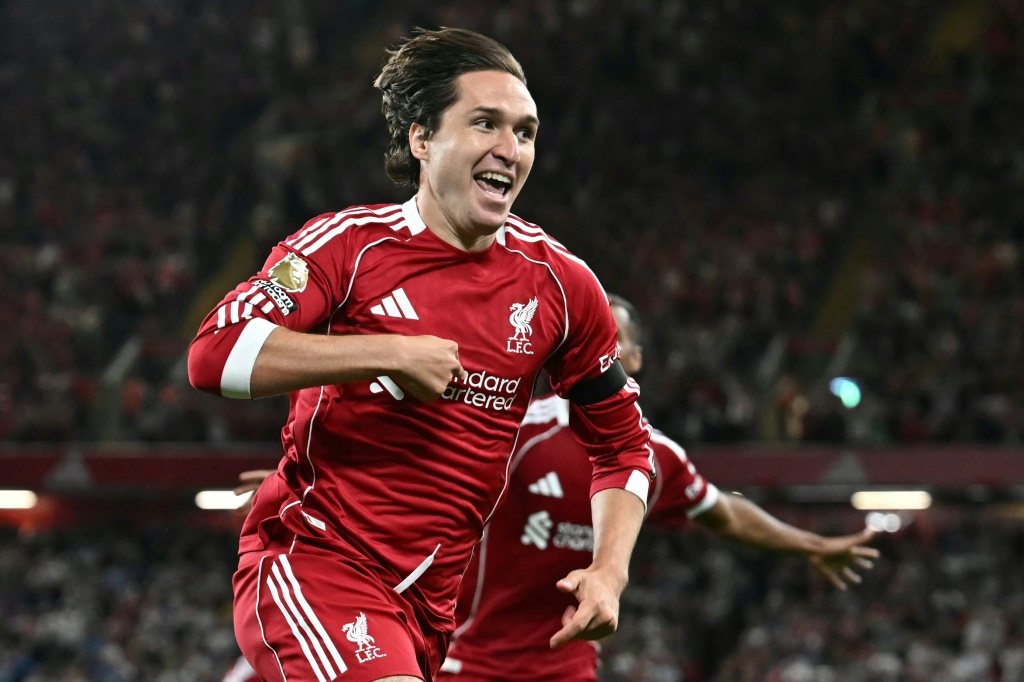 الإيطالي فيديريكو كييزا لاعب ليفربول يحتفل بهدفه في مرمى بورنموث (4-2) ضمن الدوري الإنكليزي لكرة القدم، ملعب أنفيلد، ليفربول، في 15 آب/أغسطس 2025 (أ ف ب)