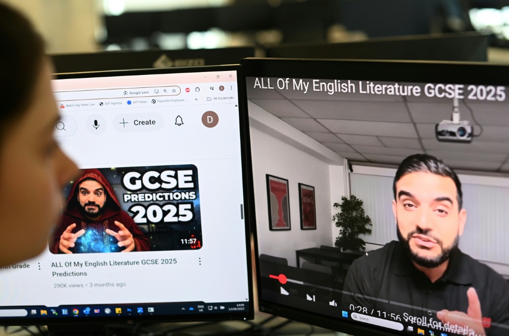 صحافي يشاهد مقطع فيديو للمدرّس السابق وقار مالك عبر الانترنت في لندن بتاريخ 13 آب/أغسطس 2025 (أ ف ب)