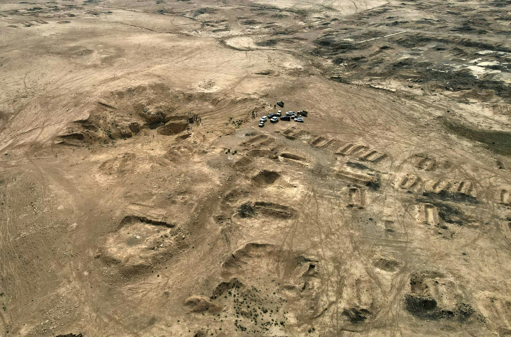 لقطة جوية مأخوذة في 25 آب/أغسطس 2022 لحفرة "الخسفة" الطبيعية التي استخدمها تنظيم الدولة الإسلامية كمقبرة جماعية قرب مدينة الموصل في شمال العراق (أ ف ب)