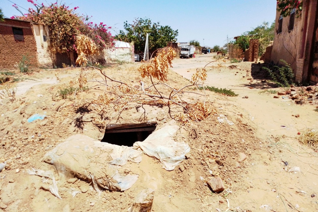 مخبأ حفره مدنيون في الفاشر لحماية أنفسهم من المعارك بين قوات الدعم السريع والجيش بتاريخ 13 آذار/مارس 2025 (أ ف ب)