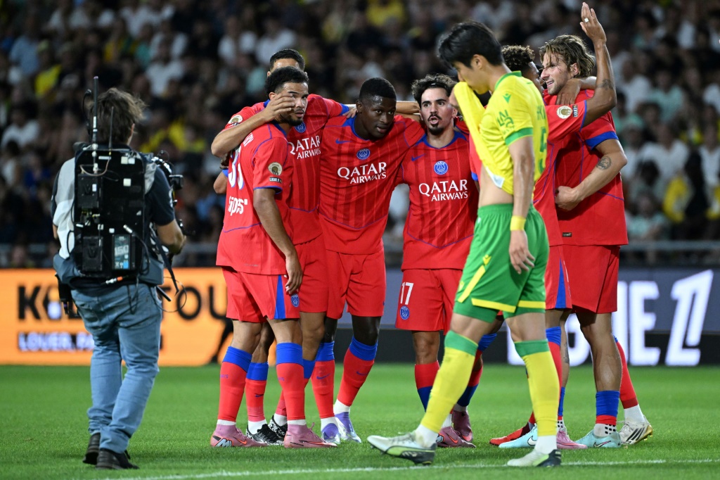 لاعب وسط باريس سان جرمان، البرتغالي فيتينيا يحتفل مع زملائه بعد تسجيله هدف فريقه الأول امام مضيفه نانت ضمن المرحلة الأولى من الدوري الفرنسي لكرة القدم الاحد في 17 آب/أغسطس 2025 (أ ف ب)