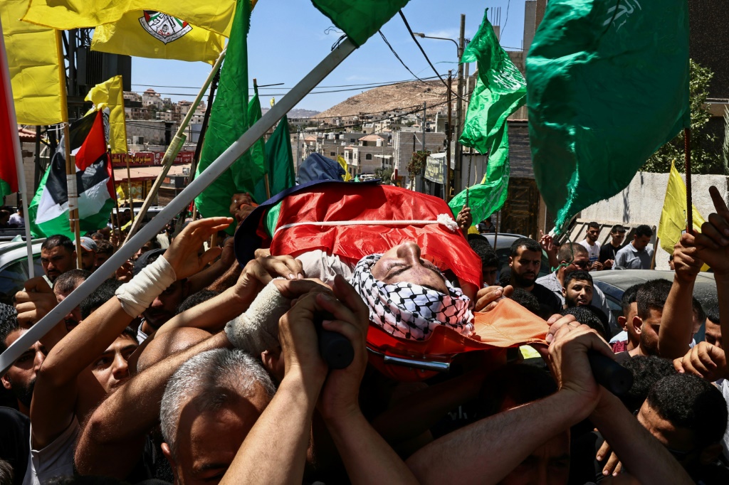 فلسطينيون يشيعون جثمان الشاب حمدان أبو عليا في قرية المغير شمال شرق مدينة رام الله في شمال الضفة اغلربية المحتلة في 17 آب/أغسطس 2025 (أ ف ب)