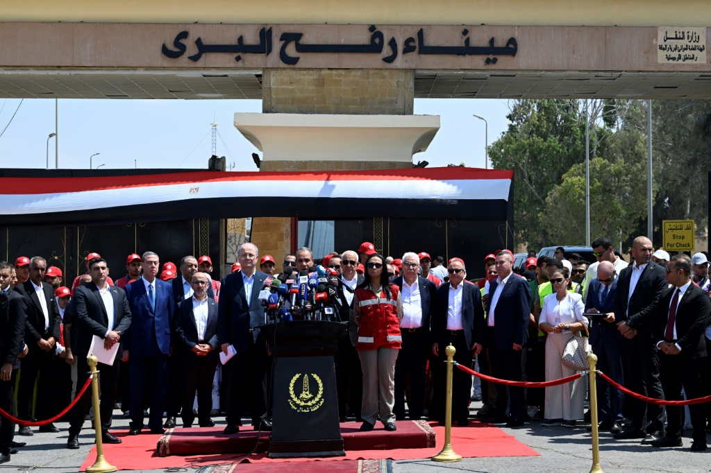 رئيس الوزراء الفلسطيني محمد مصطفى ووزير الخارجية المصري بدر عبد العاطي يتحدثان للصحافيين عند الجانب المصري من معبر رفح في 18 آب/أغسطس 2025 (أ ف ب)