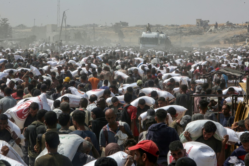 كما استشهد ثلاثة فلسطينيين، وأصيب عشرة آخرون اليوم، من منتظري المساعدات برصاص قوات الاحتلال الإسرائيلي جنوب قطاع غزة (أ ف ب)