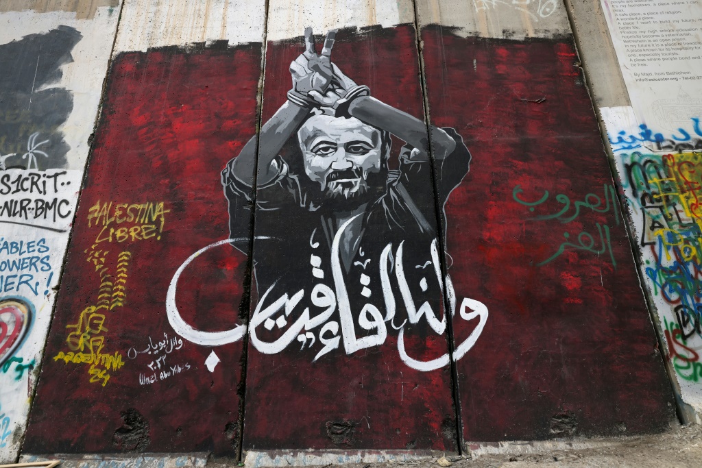 جدارية تمثل مروان البرغوثي على الجدار الفاصل الذي أقامته إسرائيل في بيت لحم في صورة مؤرخة 24 كانون الأول/ديسمبر 2024 (أ ف ب)
