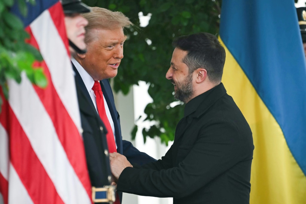 الرئيس الأميركي دونالد ترامب مستقبلا نظيره الأوكراني فولوديمير زيلينسكي في البيت الأبيض في 18 آب/أغسطس 2025 (أ ف ب)