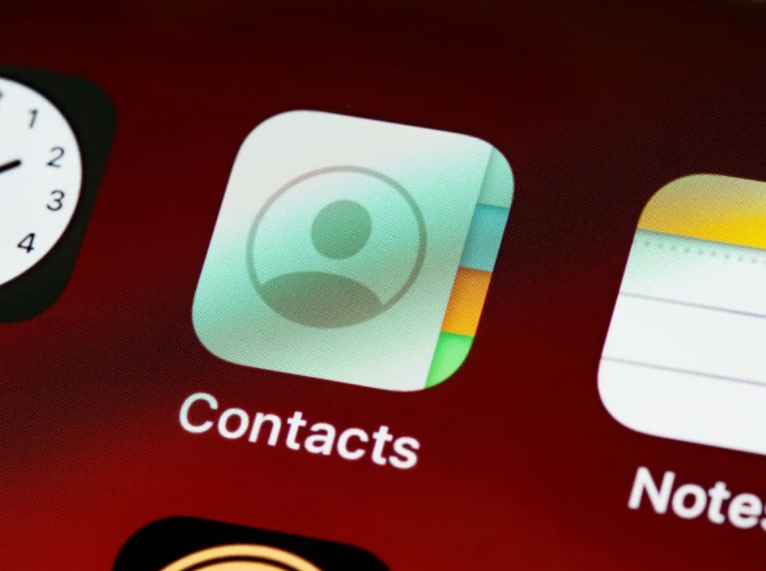 تختلف ميزة بطاقات الاتصال الجديدة التي طرحتها جوجل عن Contact Posters في iOS (أونسبلاش)