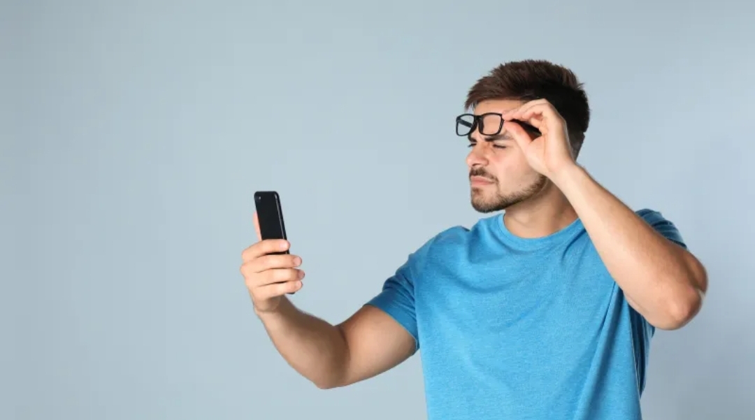 هل استخدام الهاتف الذكي لمدة ساعة يوميًا يضر بصرك؟ دراسة جديدة تكشف الحقيقة (الرجل)