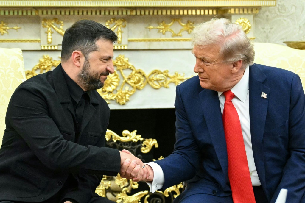 الرئيس الأميركي دونالد ترامب مع نظيره الأوكراني فولوديمير زيلينسكي خلال اجتماع في البيت الأبيض في العاصمة واشنطن، في 18 آب/أغسطس 2025 (أ ف ب)