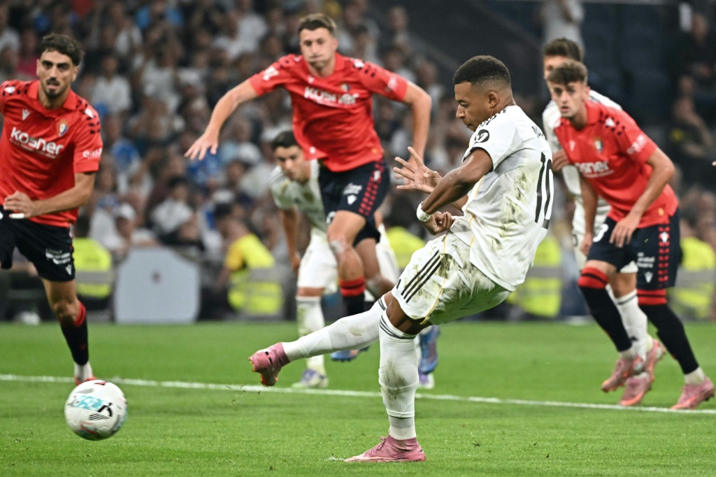الفرنسي كيليان مبابي يسجّل ركلة جزاء لريال مدريد خلال مواجهة أوساسونا في المرحلة الأولى من الدوري الاسباني لكرة القدم الثلاثاء في 19 آب/أغسطس 2025 (أ ف ب)