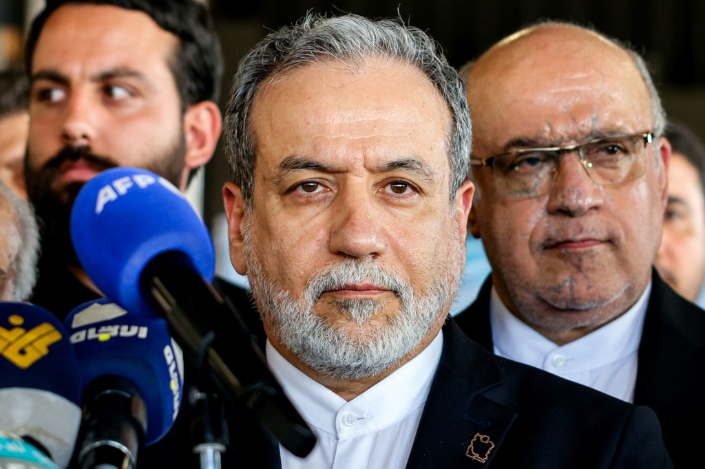 وزير الخارجية الايراني عباس عراقجي خلال زيارته ضريح الأمين العام السابق لحزب الله حسن نصرالله قرب بيروت في الثالث من حزيران/يونيو 2025 (أ ف ب)