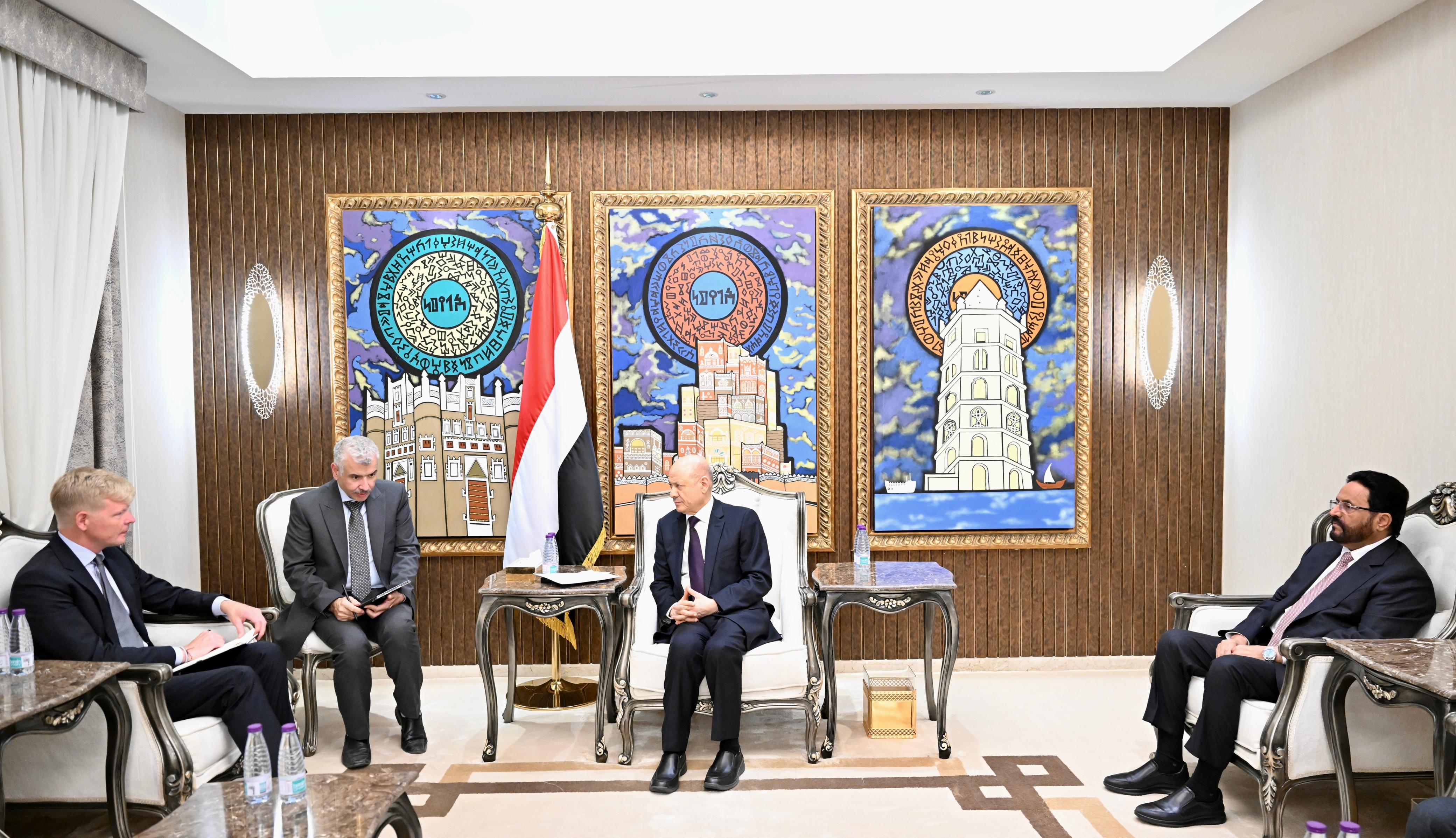 الرئيس الدكتور رشاد محمد العليمي، رئيس مجلس القيادة الرئاسي اليمني أثناء اللقاء (سبأ)