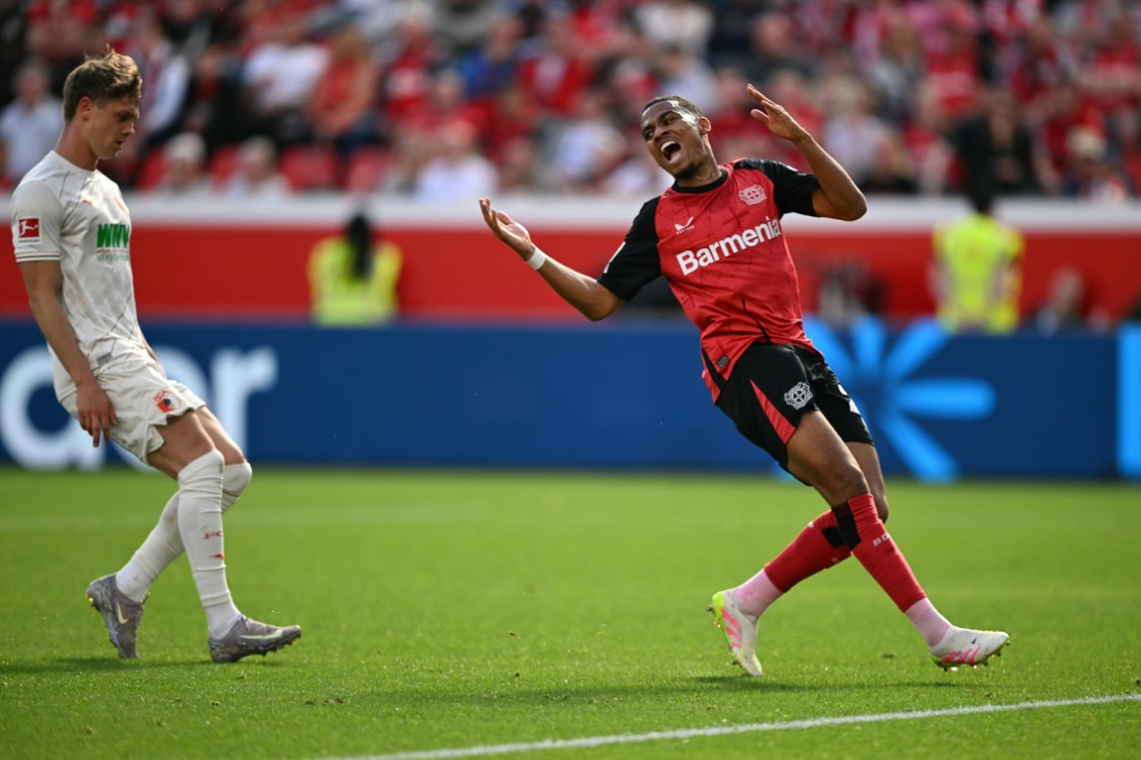 المهاجم المغربي لنادي باير ليفركوزن الألماني أمين عدلي (يمين) يتفاعل خلال مواجهة فريقه أمام أوغسبورغ ضمن الدوري الألماني لكرة القدم. ليفركوزن، غرب ألمانيا، في 26 نيسان/أبريل 2025. (أ ف ب)