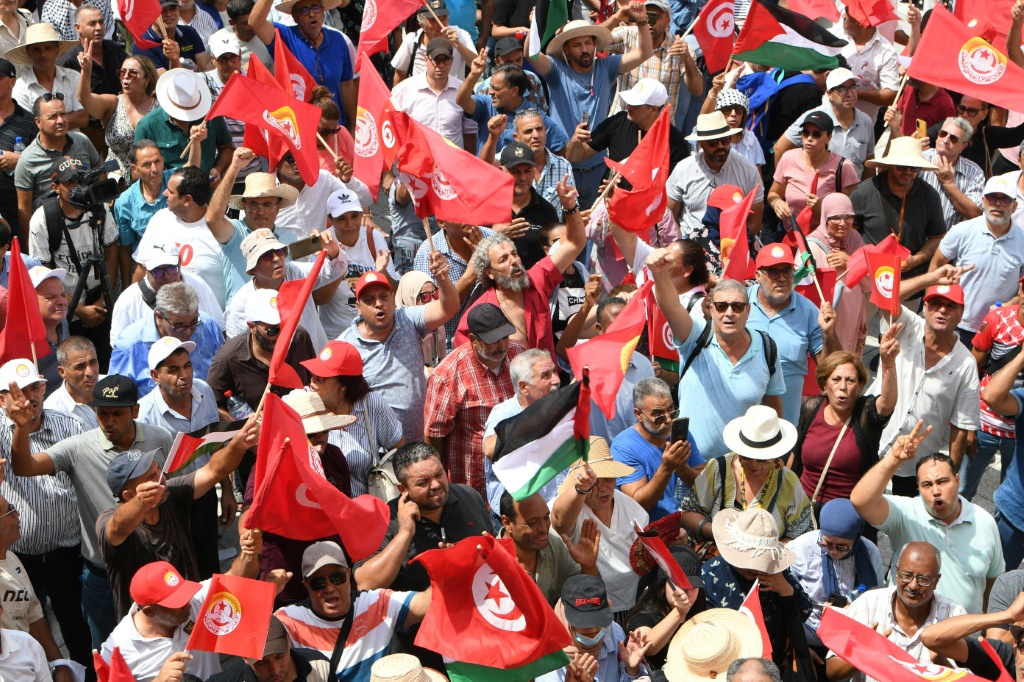 مؤيدون للاتحاد العام التونسي للشغل يتظاهرون في العاصمة التونسية في 21 آب/اغسطس 2025 (أ ف ب)