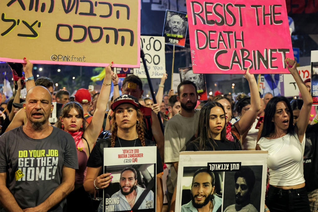 دعا الكاتب إسرائيل إلى أن تتجنب، قبل كل شيء الأوهام، قائلا إن تهديد إسرائيل بغزو غزة ليس هو ما دفع حماس لتغيير موقفها (أ ف ب)