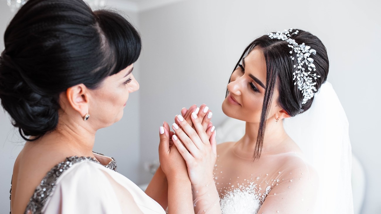 تسريحات شعر لأمهات العرائس.. تألقي في حفل زفاف ابنتك (زهرة الخليج)