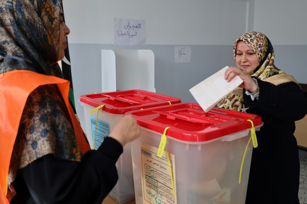 أشادت البعثة بالاقتراع الذي يجرى اليوم في سبع بلديات عقب الاعتداء بإضرام النار المتعمد الذي استهدف مستودع المفوضية في مكتب الزاوية الميداني الأسبوع الماضي (أ ف ب)