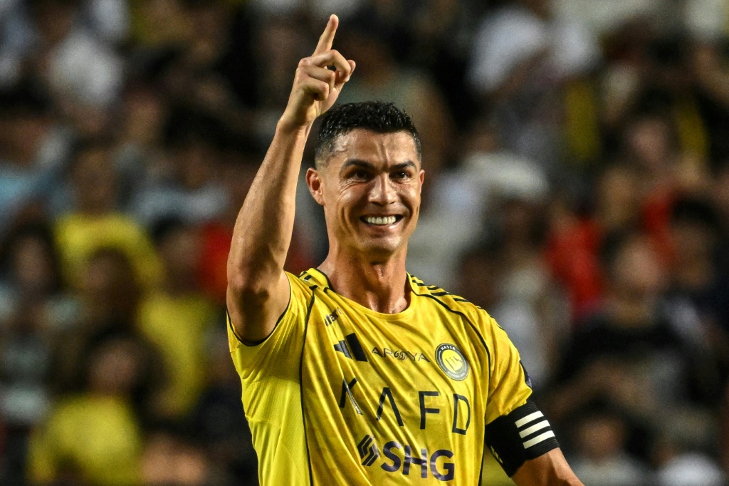 البرتغالي كريستيانو رونالدو يحتفل بعد افتتاحه التسجيل لفريقه النصر أمام الأهلي في نهائي الكأس السوبر السعودية لكرة القدم على ملعب هونغ كونغ في 23 آب/أغسطس 2025 (أ ف ب)