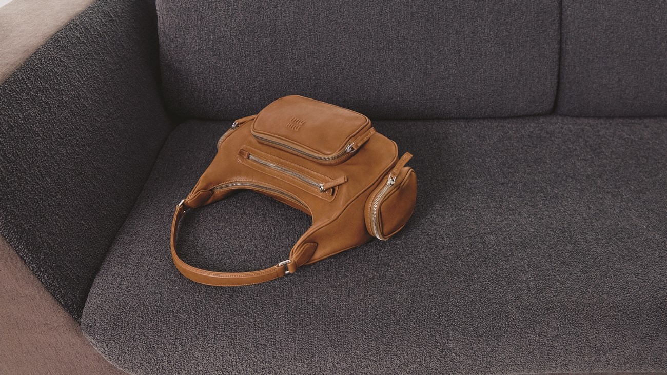 حقيبة (Pocket).. من (Miu Miu) تصميم مثالي لإطلالة عصرية (زهرة الخليج)