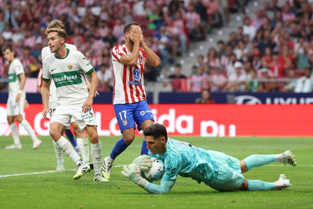 السلوفاكي دافيد هانكو (الرقم 17) مدافع أتلتيكو مدريد يتحسر على فرصة في مواجهة إلتشي ضمن الدوري الإسباني لكرة القدم، ملعب ميتروبوليتانو، مدريد، في 23 آب/أغسطس 2025 (أ ف ب)