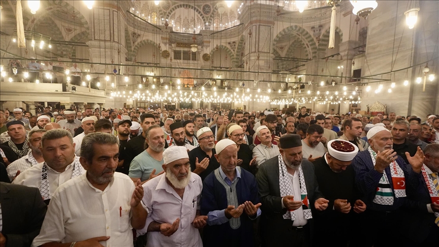 إسطنبول.. جامع الفاتح يصدح بالدعاء لغزة (الأناضول)
