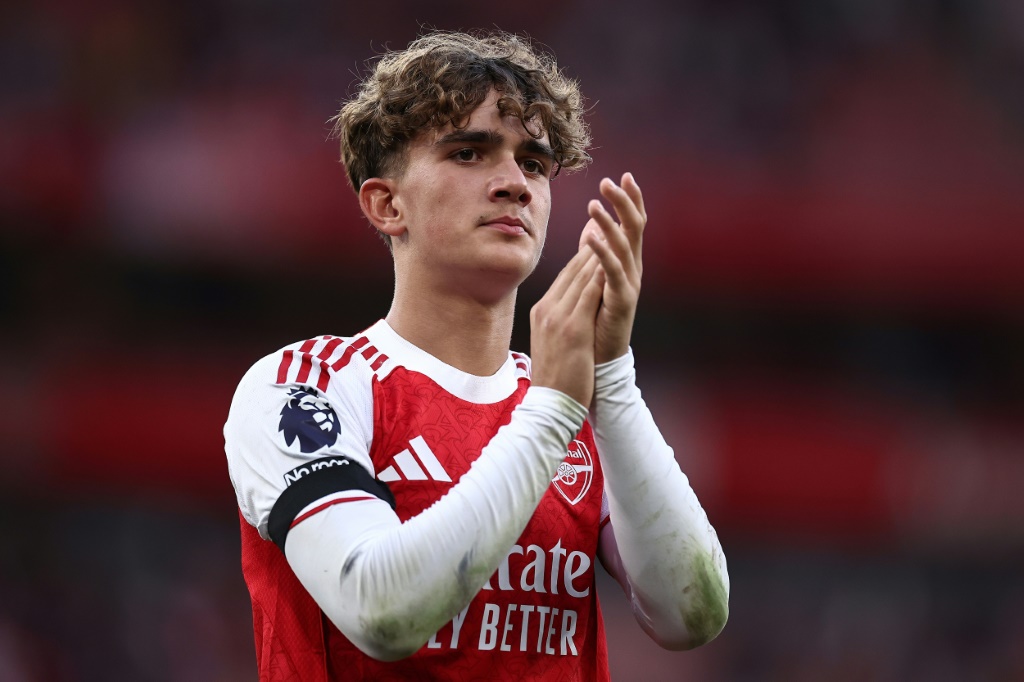 اللاعب الإنكليزي لأرسنال ماكس داومان يصفّق للجمهور الحاضر في مواجهة الدوري الإنكليزي لكرة القدم بين أرسنال وليدز يونايتد على ملعب الإمارات في لندن. في 23 آب/أغسطس 2025. (أ ف ب)