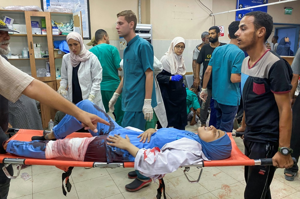 نقل مصابة في قصف إسرائيلي على مجمع ناصر الطبي في خان يونس في جنوب قطاع غزة في 25 آب/أغسطس 2025 (أ ف ب)