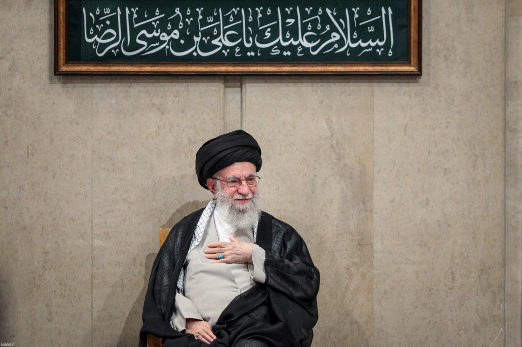 صورة موزعة في 24 آب/أغسطس 2025 تظهر المرشد الأعلى للجمهورية الإسلامية آية الله علي خامنئي خلال إحياء ذكرى رحيل الامام علي الرضا في طهران (أ ف ب)