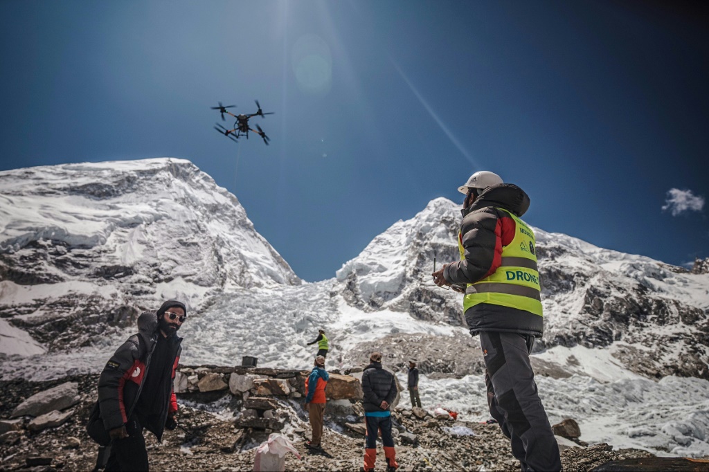صورة ملتقطة في 11 أيار/مايو 2025 نشرتها شركة Airlift Technology تُظهر استخدام طائرة بدون طيار ذات سعة كبيرة لتنظيف البقايا المتروكة في معسكر قاعدة إيفرست في نيبال (أ ف ب)