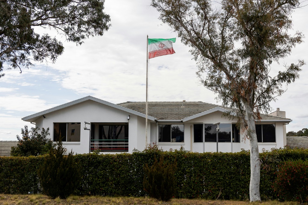 العلم الإيراني يرتفع فوق مبنى السفارة الإيرانية في كانبيرا، في 26 آب/أغسطس 2025 (أف ب)