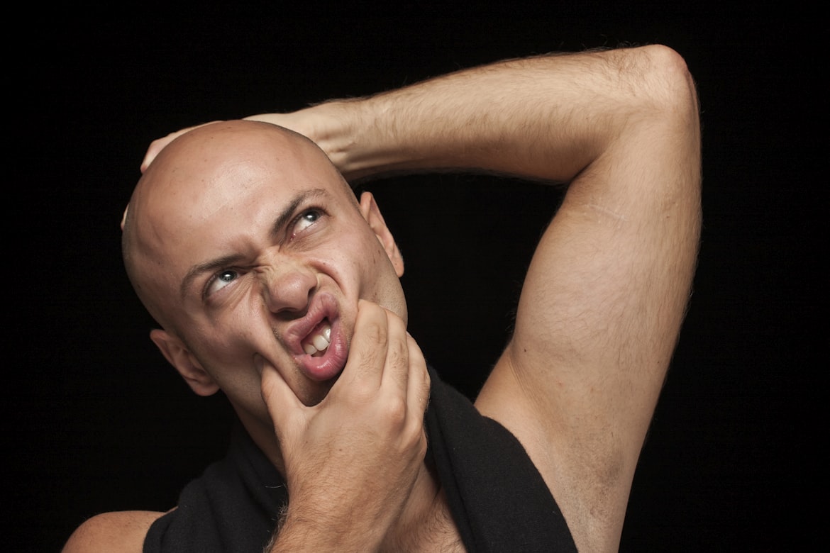 دراسة: مشروب شائع قد يزيد تساقط الشعر لدى الرجال (أونسبلاش)