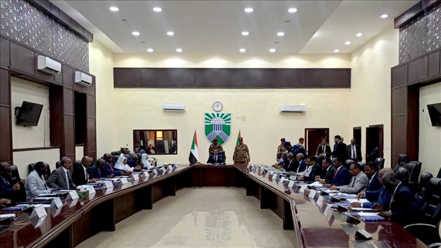 الحكومة السودانية تعقد أولى جلساتها بالخرطوم منذ أبريل 2023 (الأناضول)