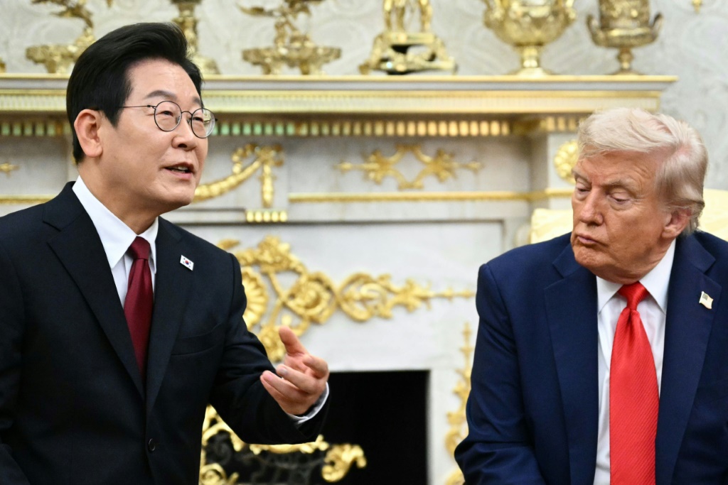 الرئيس الأميركي دونالد ترامب (الى اليمين) ونظيره الكوري الجنوبي لي جاي ميونغ في البيت الأبيض في 25 آب/أغسطس 2025 (أ ف ب)