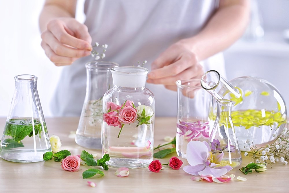 العطر البطيء.. رفاهية جديدة تتفوّق على صرعات الموضة (زهرة الخليج)