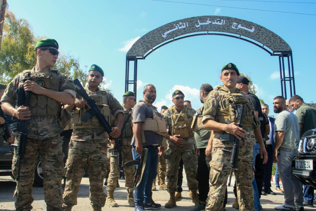 جنود لبنانيون خارج ثكنة للجيش في مدينة صور الجنوبية، في 28 آب/أغسطس 2025، عند وصول شاحنات تحمل أسلحة سلمتها فصائل فلسطينية في مخيمات اللاجئين (أ ف ب)