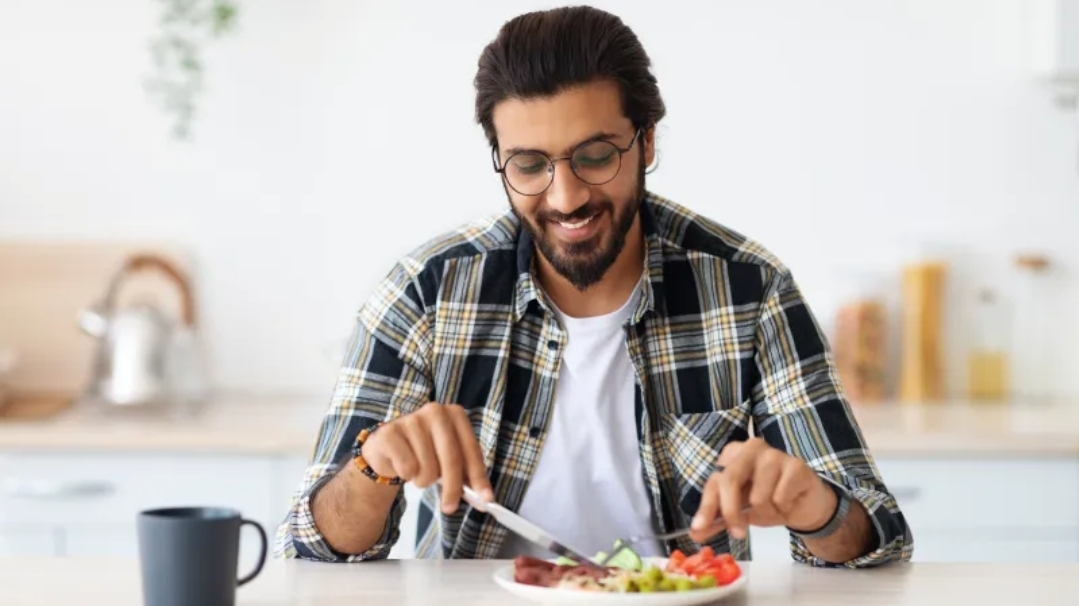 أي نظام غذائي تختار لخسارة الوزن: دهون الكيتو أم بروتين رجيم اللحم؟ (الرجل)