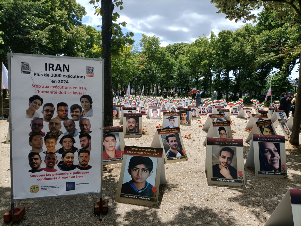 صور في باريس لأشخاص قتلوا في إيران رفعت بتاريخ 8 تموز/يوليو 2025 في إطار حملة تطالب بوقف الإعدامات (أ ف ب)