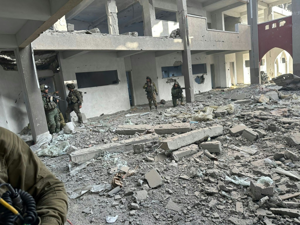 نذ نحو عامين على استمرار الحرب، تحشد إسرائيل مؤثرين مثل نوا كوشفا لنشر رسائلها في الحرب المعلوماتية، التي وصفها رئيس الوزراء بنيامين نتنياهو بأنها الجبهة الثامنة (أ ف ب)